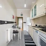 Lägenhet Lovelystay - The Getaway W/ Free Parking